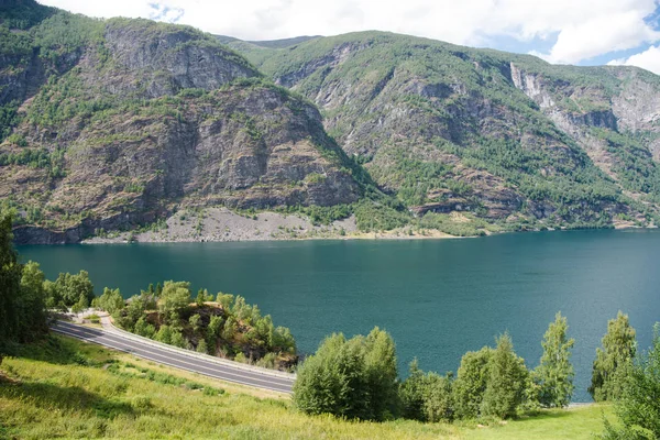 Vista aerea di maestoso paesaggio con belle montagne e Aurlandsfjord, Flam (Aurlandsfjorden), Norvegia — Foto stock