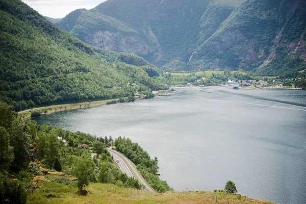 Vista aérea del majestuoso paisaje con montañas y aguas tranquilas en Flam village, Aurlandsfjord, (Aurlandsfjorden), Noruega - foto de stock