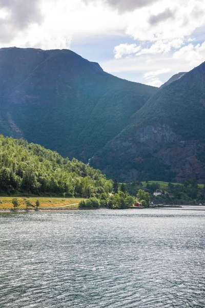 Hermoso paisaje tranquilo con majestuosas montañas y lago en Noruega - foto de stock