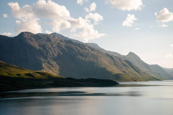 Schöne Berge mit grüner Vegetation und majestätischem Gjende-See, Besseggen-Kamm, Jotunheimen-Nationalpark, Norwegen — Stockfoto