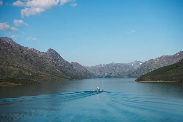 Bateau flottant sur l'eau calme bleue du lac de Gjende, crête de Besseggen, parc national de Jotunheimen, Norvège — Photo de stock