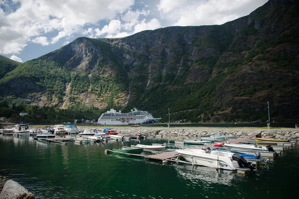 AURLANDSFJORD, FLAM, NORUEGA - 27 JULHO, 2018: barcos atracados no porto e belas montanhas em Aurlandsfjord, Flam (Aurlandsfjorden), Noruega — Fotografia de Stock