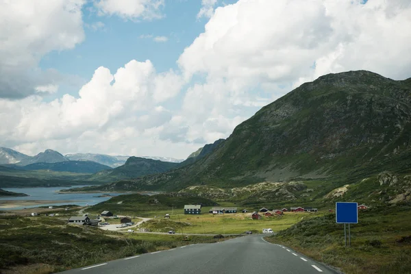 Vista panorámica de la carretera y montañosa, Parque Nacional Hallingskarvet, Noruega - foto de stock