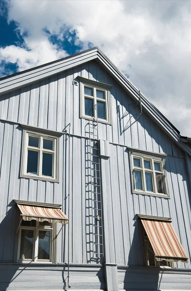 Niedriger Winkel Blick auf schönes Gebäude unter wolkenlosem blauem Himmel lillehammer, oppland, Norwegen — Stockfoto