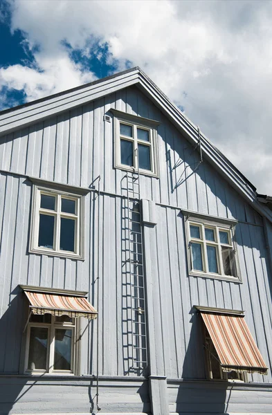 Vista angolo basso di bellissimo edificio sotto cielo blu nuvoloso Lillehammer, Oppland, Norvegia — Foto stock