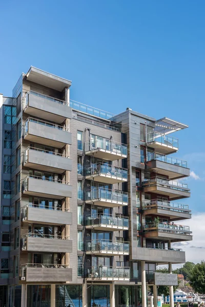 OSLO, NORVÈGE - 28 JUILLET 2018 : immeuble moderne avec balcons par temps ensoleillé, quartier Aker Brygge, Oslo, Norvège — Photo de stock
