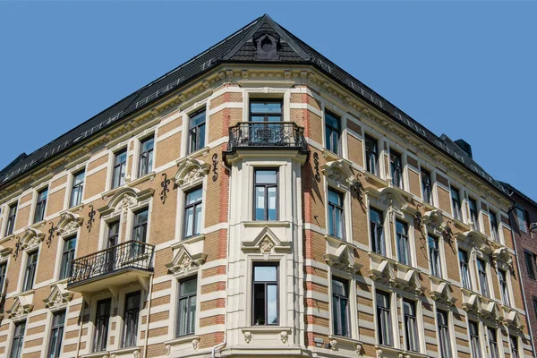 Vue à angle bas de beau vieux bâtiment avec balcons et éléments décoratifs contre ciel bleu, oslo, norway — Photo de stock