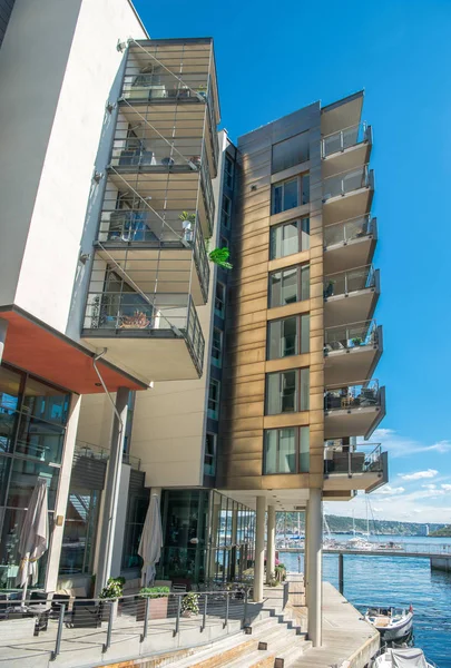 Arquitectura contemporánea y terraplén en el distrito de Aker Brygge, Oslo, Noruega - foto de stock