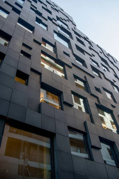 Vista a basso angolo di bella architettura geometrica contemporanea contro il cielo a Barcode District, Oslo — Foto stock