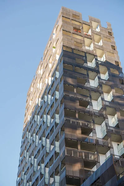 Vue à angle bas de l'architecture moderne contre le ciel bleu au quartier Barcode, Oslo — Photo de stock