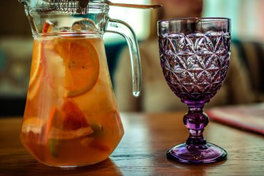 Soğuk limonata ve mor cam