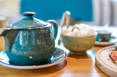 Ahşap piknik masa arka plan bulanık üzerinde çay ile güzel set