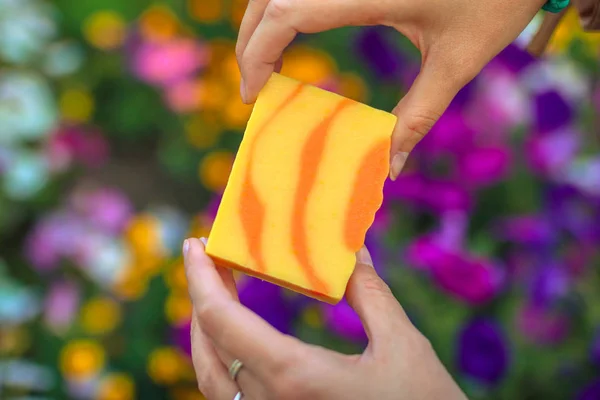 Donna Con Sapone Bar Primo Piano Della Donna Che Tiene — Foto Stock