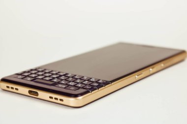Beyaz arka plan üzerinde izole siyah Qwerty smartphone
