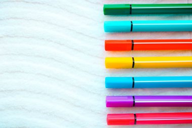 Beyaz arkaplanda izole edilmiş renkli işaretler