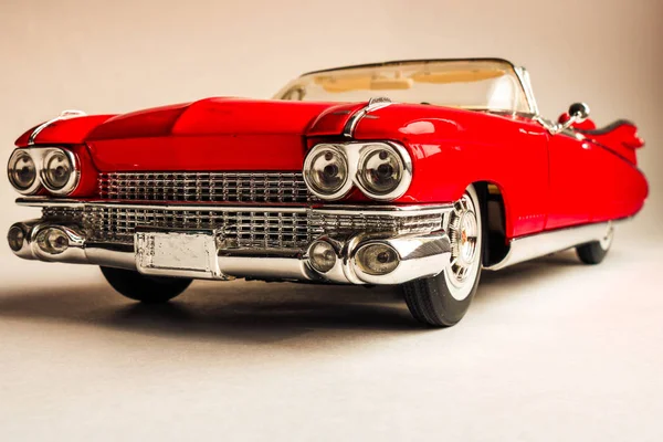 Tahsil oyuncak araba modeli. Kırmızı retro araba 1959. Klasik oyuncak modeli.