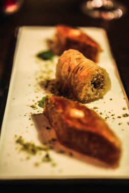 Bulanık arka plan ile beyaz bir plaka üzerinde Doğu tatlılar. Güzel çöl kompozisyon.