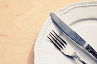 Boş beyaz tabak çatal ve tablo bıçak. Restaurant konseptini.
