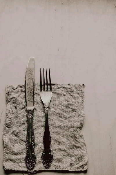 Antieke tafel en vork mes. Afbeelding van de retro-stijl. — Stockfoto