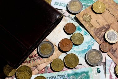 Sikke banknotlar ve siyah deri cüzdan. Mali arka plan.