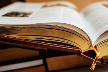 Büyük kitap açın - altın sayfaları yakın folio. Bilgi kavramı.