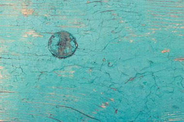 Eski ahşap duvarda açık mavi boya soyma. Tasarım için doku veya arka plan.