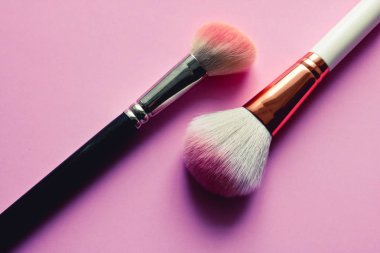 İki kullanılan pembe arka plan üzerinde fırçalar makyaj. Moda konsepti.