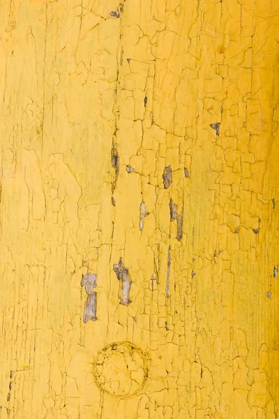 Очистка желтой краски на деревянной стене или доске. Абстрактный фон в винтажном стиле. Текстурированный фон . — стоковое фото