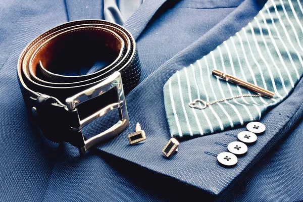 Traje de hombre clásico de moda con cinturón de cuero negro, corbata azul rayada, ufflinks dorados y clip de corbata. Accesorios hombre de negocios . —  Fotos de Stock