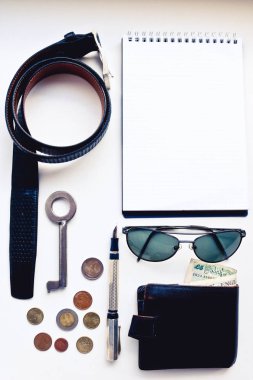 Erkek rahat kıyafetler, temel tatil öğeleri. Erkek aksesuarları yukarıdan görünümü. beyaz arka plan.