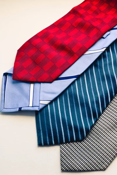 Set van mode veelkleurige man's banden. Rood blauw grijs en gestreepte strikbandjes op de witte achtergrond. — Stockfoto