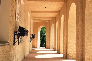 Kemerli eski bina. Kemerli tarihi Sovyet binası.