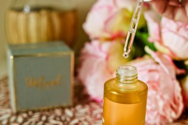 Yüz için berrak sıvı serum ile Pipet. Kozmetik ürünler le güzel kompozisyon.