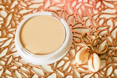 Altın arka planda yüz tozu değiştirilebilir kartuş.