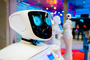 İnsansı akıllı robot kafasının yakın çekim. Robotlar yüksek teknoloji fuarında.