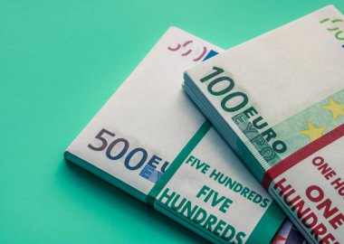 İki paket Euro banknotunda. 500 avro para paketi ve 100 avro para paketi.