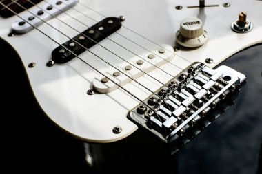 Kaya elektronik quitar yakından görünümü. Siyah beyaz quitar. Müzik konsepti.