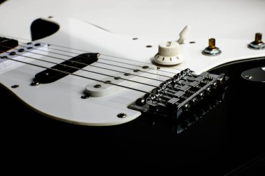 Elektronik rock gitar gövdesi beyaz backround yakın. Doğal ışık ve gölgeler.
