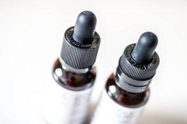 Beyaz arka planda yüz yakın görünümü için kozmetik serum ile Şişeler.