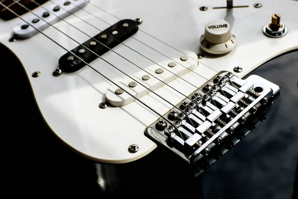 Vista ravvicinata della chitarra elettronica rock. Chitarra in bianco e nero. Concetto musicale . — Foto Stock