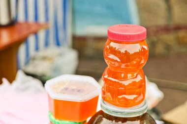 Cam kavanozda ayı şeklinde ev yapımı bal. Zanaat pazar tezgahı.