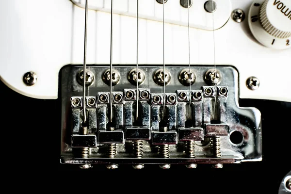 Preto e branco guitarra eletrônica de perto. cordas de guitarra baixo de perto . — Fotografia de Stock