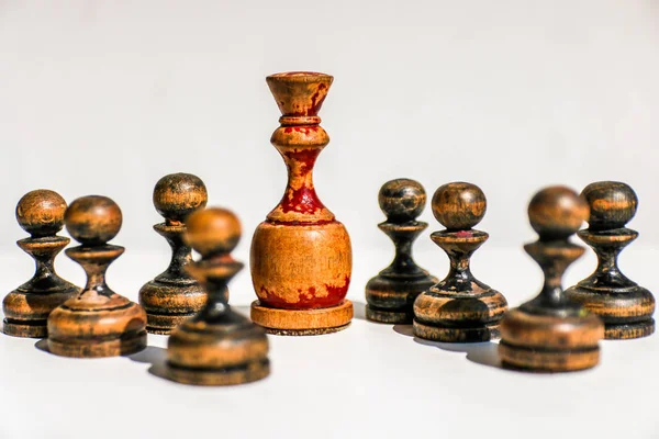 Rey de ajedrez blanco rodeado de peones negros. Concepto de liderazgo . —  Fotos de Stock