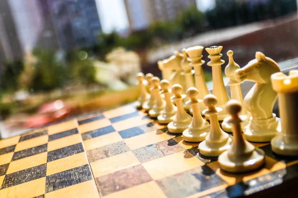 Concepto de trabajo en equipo con ajedrez. Equipo completo de ajedrez blanco en el ajedrez. Fondo borroso . —  Fotos de Stock