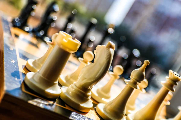 Equipos de ajedrez blancos y negros delante de otros en el tablero. Concepto de trabajo en equipo para el éxito. Concepto estratégico . —  Fotos de Stock