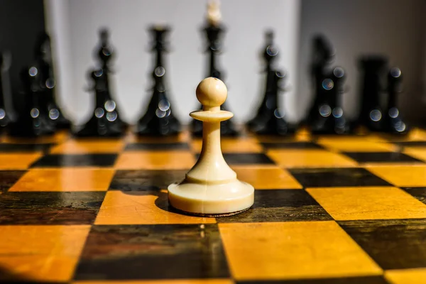 Uno contra todo concepto. Un peón blanco contra el equipo de ajedrez negro. Concepto de éxito . —  Fotos de Stock