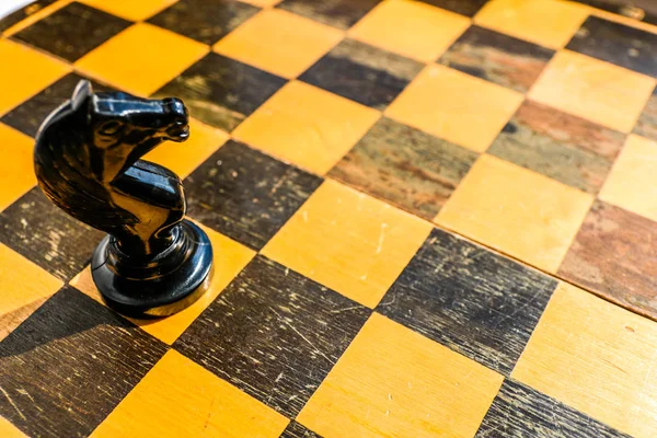 Ajedrez caballero en tablero de ajedrez. Ningún hombre es un concepto de isla . —  Fotos de Stock