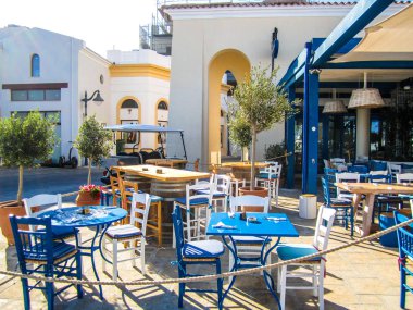 Limasol Marina Kıbrıs'ta boş akdeniz kafe.