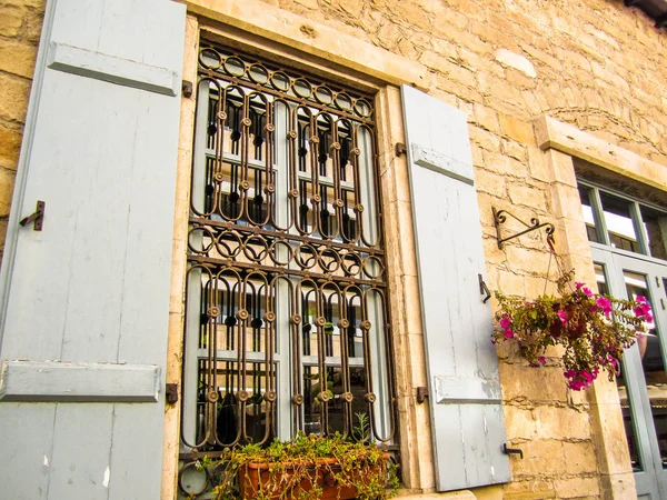 Ventanas con persianas abiertas en una antigua casa griega. Limassol, Chipre . —  Fotos de Stock