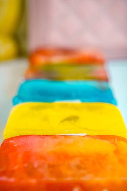 Birçok renkli el yapımı sabun parçaları bir çizgi içinde yalan. Yumuşak odaklama